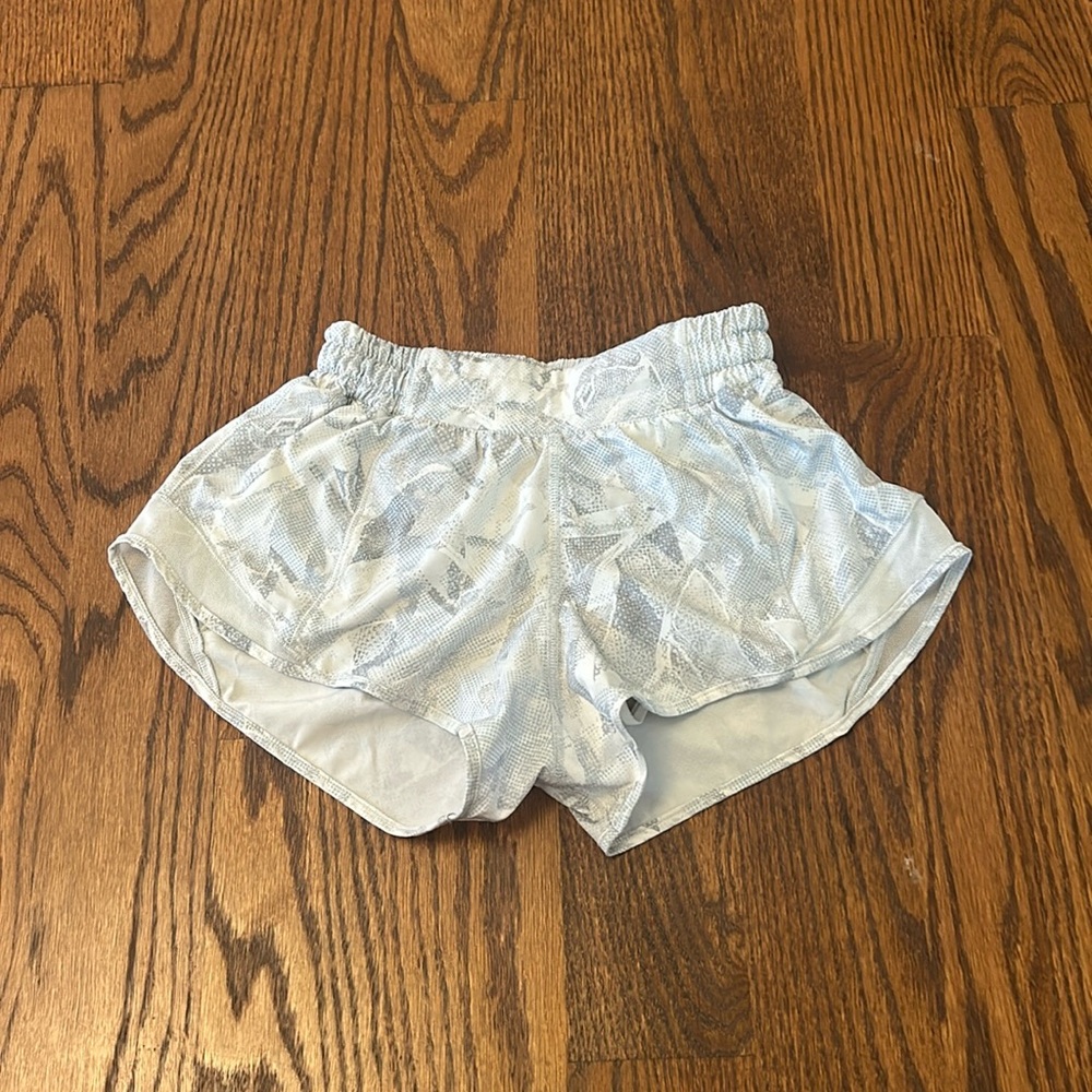 Lululemon Size 2 Hotty Hot 2.5”